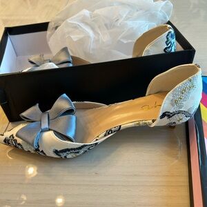 Source Unknown Elegant Blue and Cream Heels with Bow